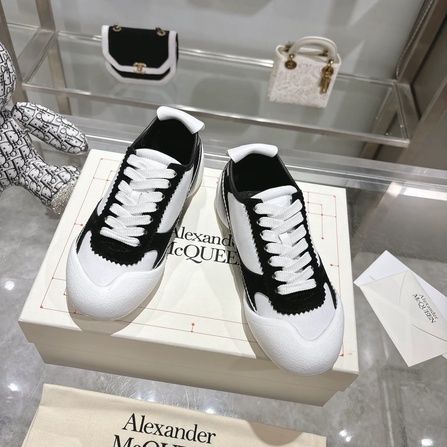👟👟Ex-factory price 580👟👟 Men's size +10 2025 McQueen's new AIexanderMcQUEEN✅ The original quality has been certified! The original version is reproduced 1:1, and the latest products are available at the latest counters simultaneously. • McQueen logo • Round toe box • Lightweight segmented sole design, made of imported stretch breathable fabric + grained cowhide, soft inner lining and insole, comfortable for walking and not stuffy on the feet. Five colors: black and white • white • apricot • black brown • yellow Fabric: grained cowhide + stretch fabric + cow suede Insole: imported sheepskin Women’s model: 35–40 (40 for women is non-refundable) Men’s model: 40-45 (45 for men is non-refundable) Women’s model: (men’s model +10)